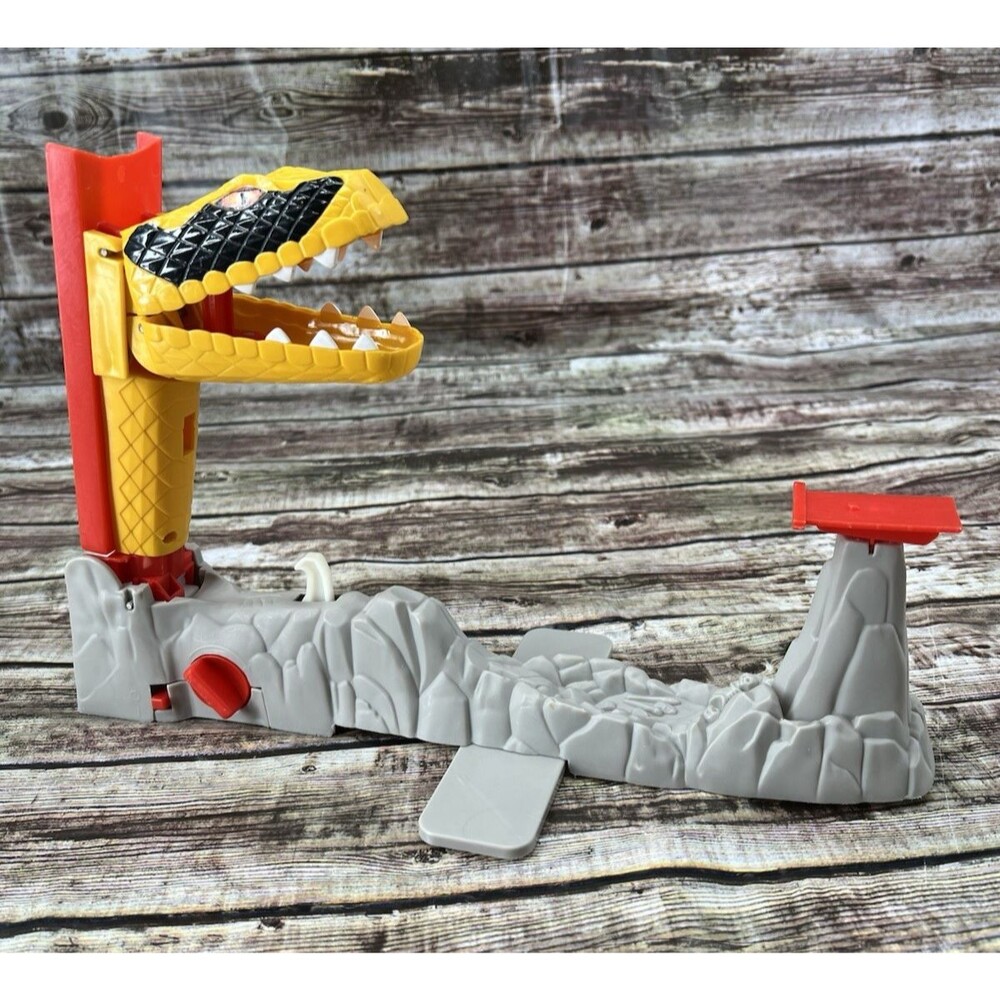 Hot Wheels Snake Piece From the Snack Attack Track Set, Model M9954, 2009